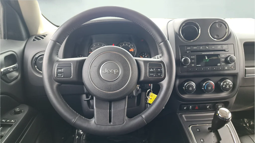 Used 2015 Blue Jeep Latitude image 18