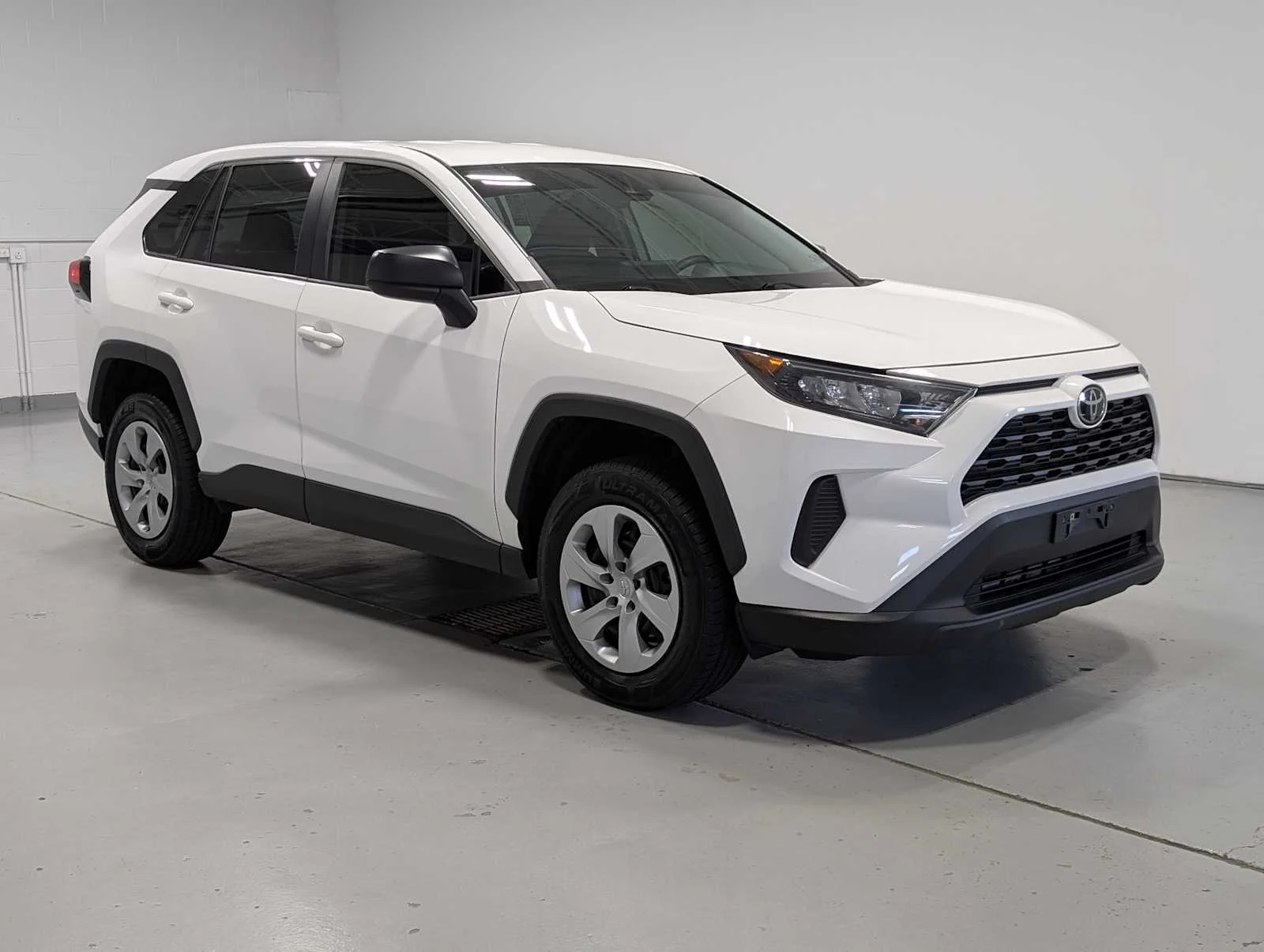 Used 2022 White Toyota LE image 6