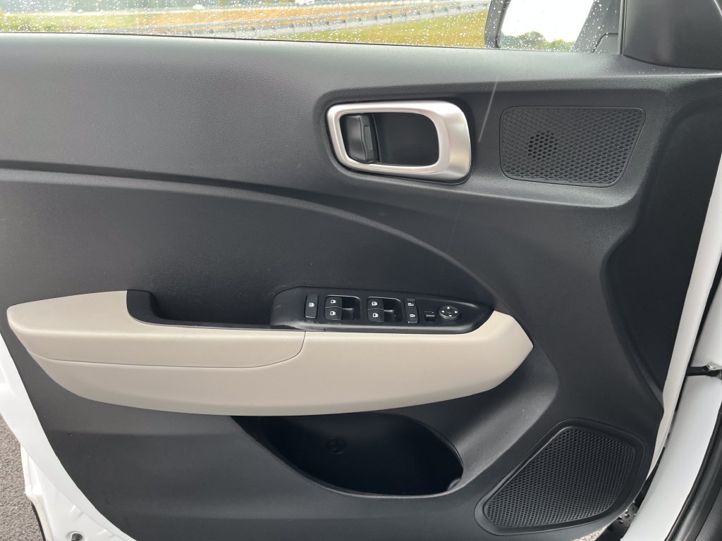 Used 2025 White Hyundai SEL image 11