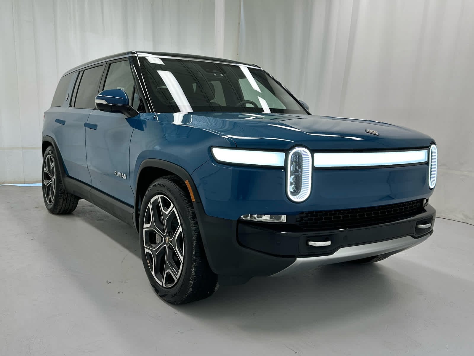 2024 Rivian R1S Adventure