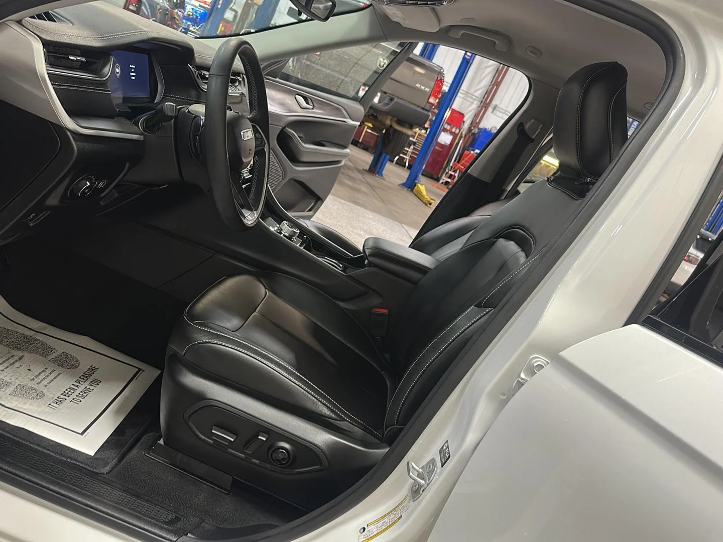 Used 2023 Bright White Clearcoat Jeep Limited image 13