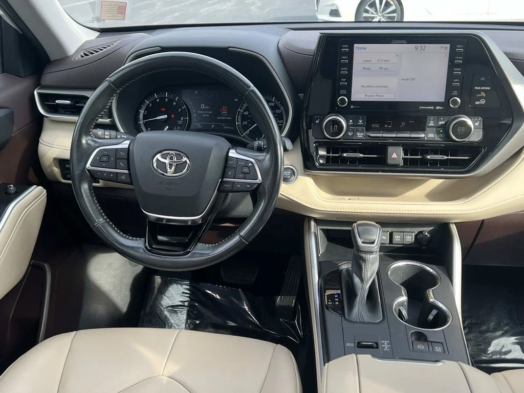 Used 2021 White Toyota XLE image 21