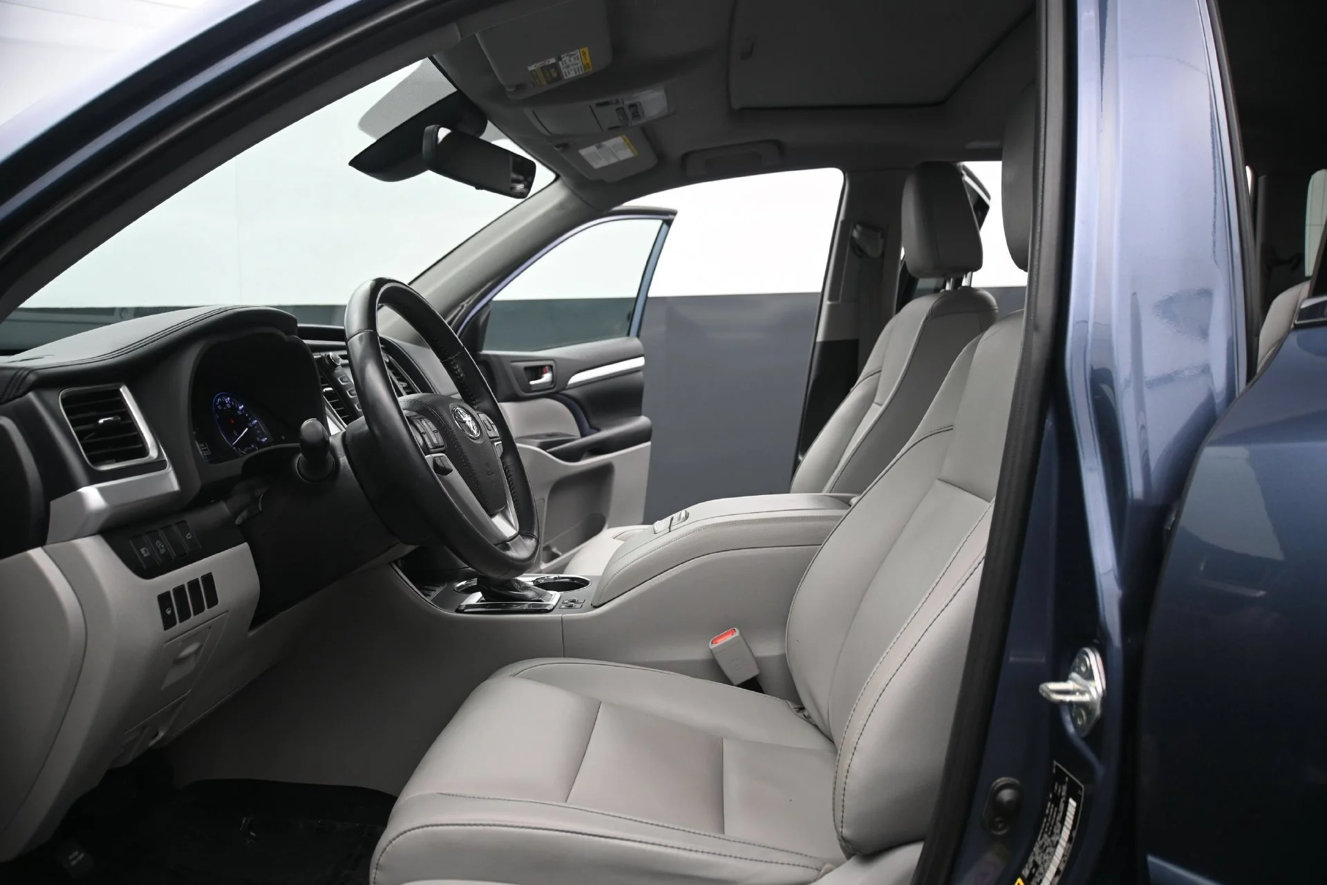 Used 2019  Toyota SE image 19