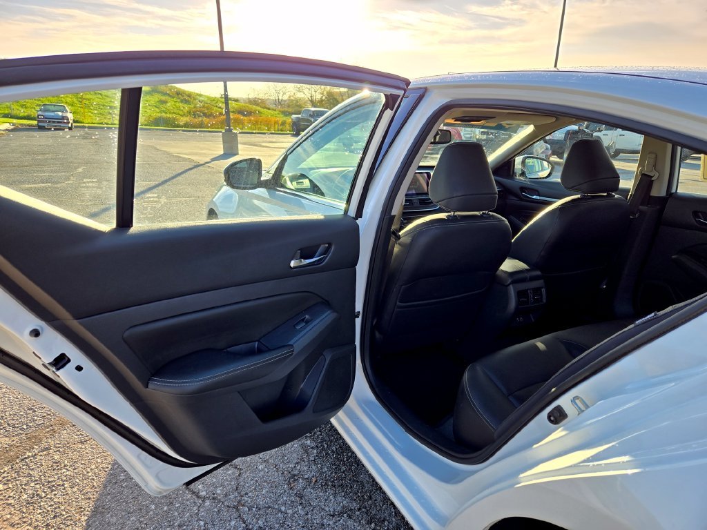 Used 2019 White Nissan 2.5 SL image 26