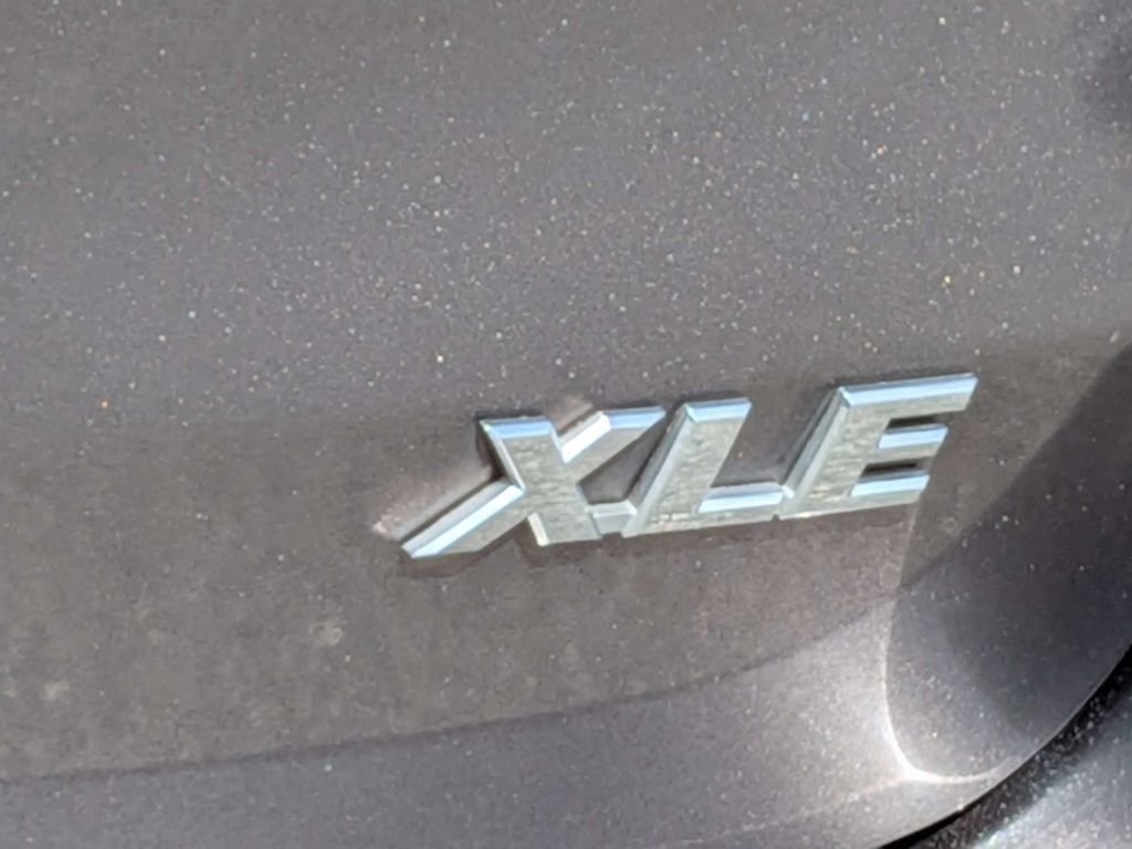 Used 2016 Gray Toyota XLE V6 image 11