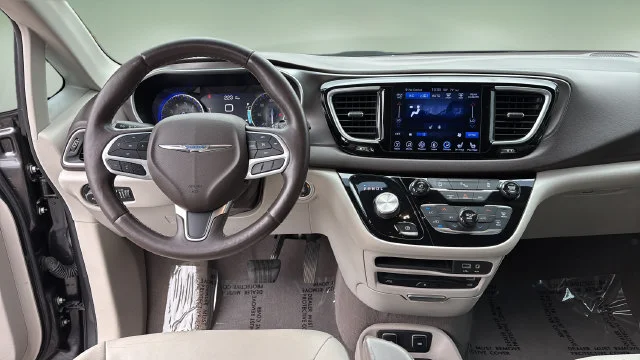 Used 2017 Gray Chrysler Touring-L Plus image 10