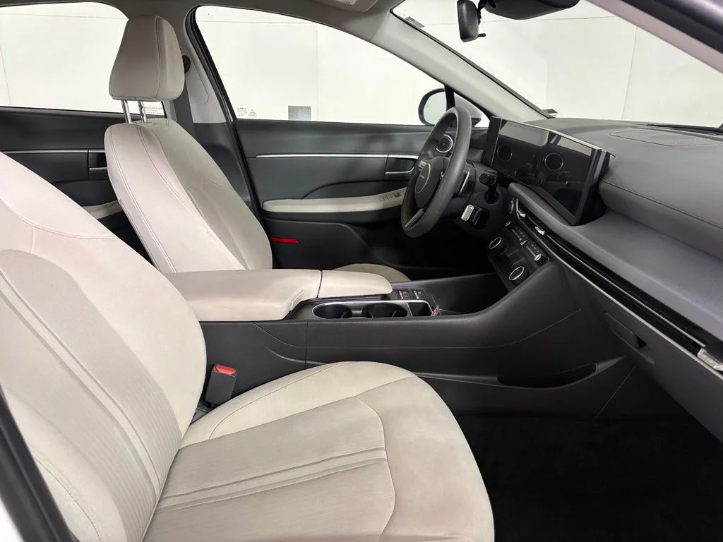Used 2025 White Hyundai SEL image 14