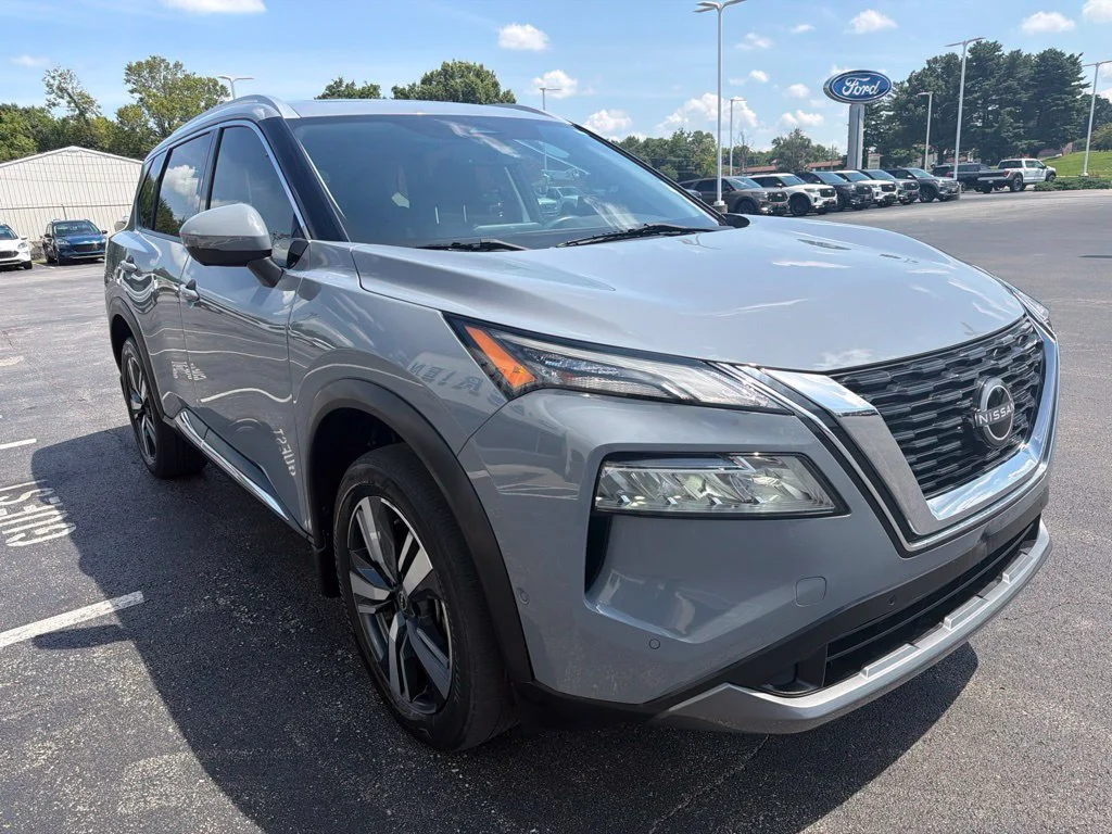 Used 2023 Boulder Gray Pearl Nissan SL image 7