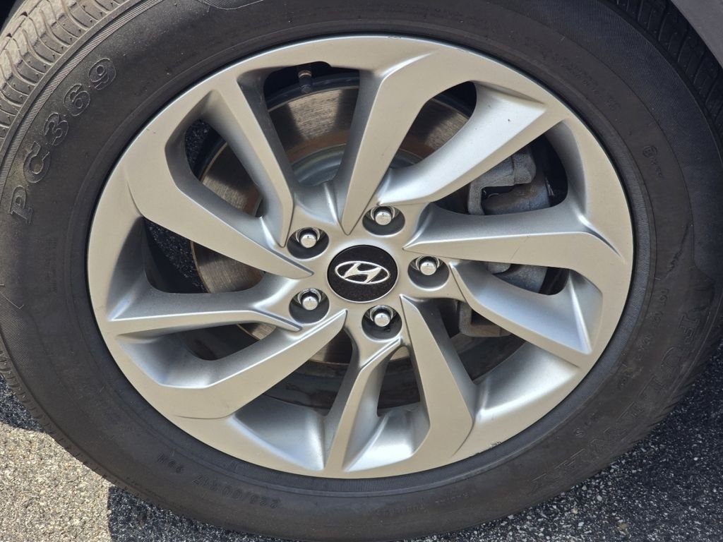 Used 2018 White Hyundai SE image 7