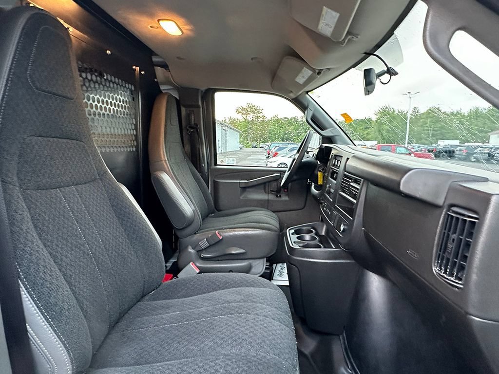 Used 2025 Summit White GMC Work Van image 17