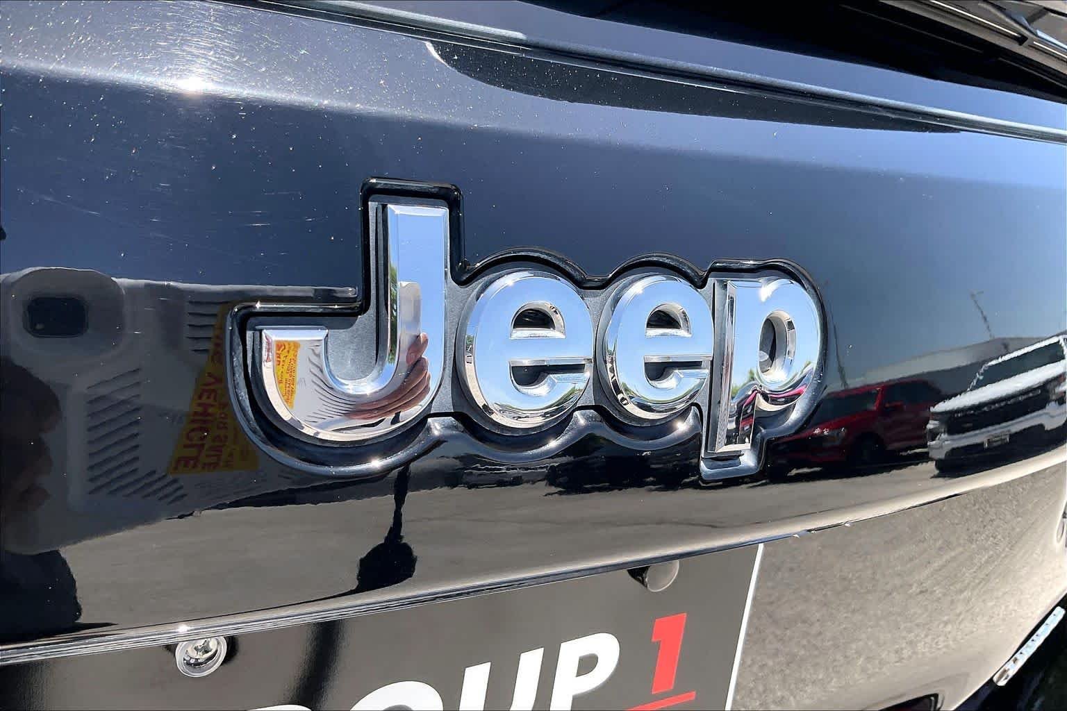Used 2022 Diamond Black Crystal Pearlcoat Jeep Limited image 31