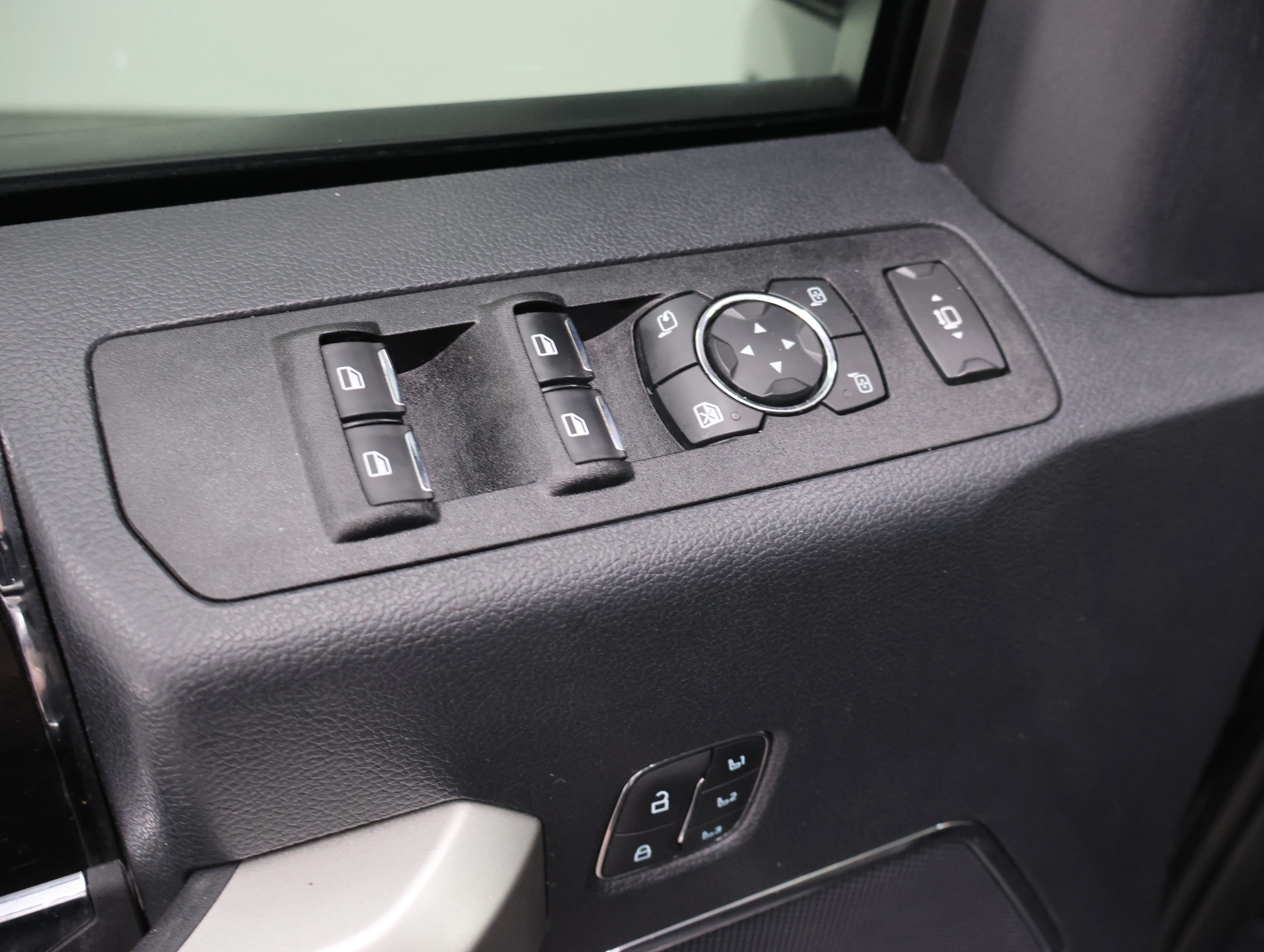 Used 2022 Agate Black Metallic Ford Lariat image 41