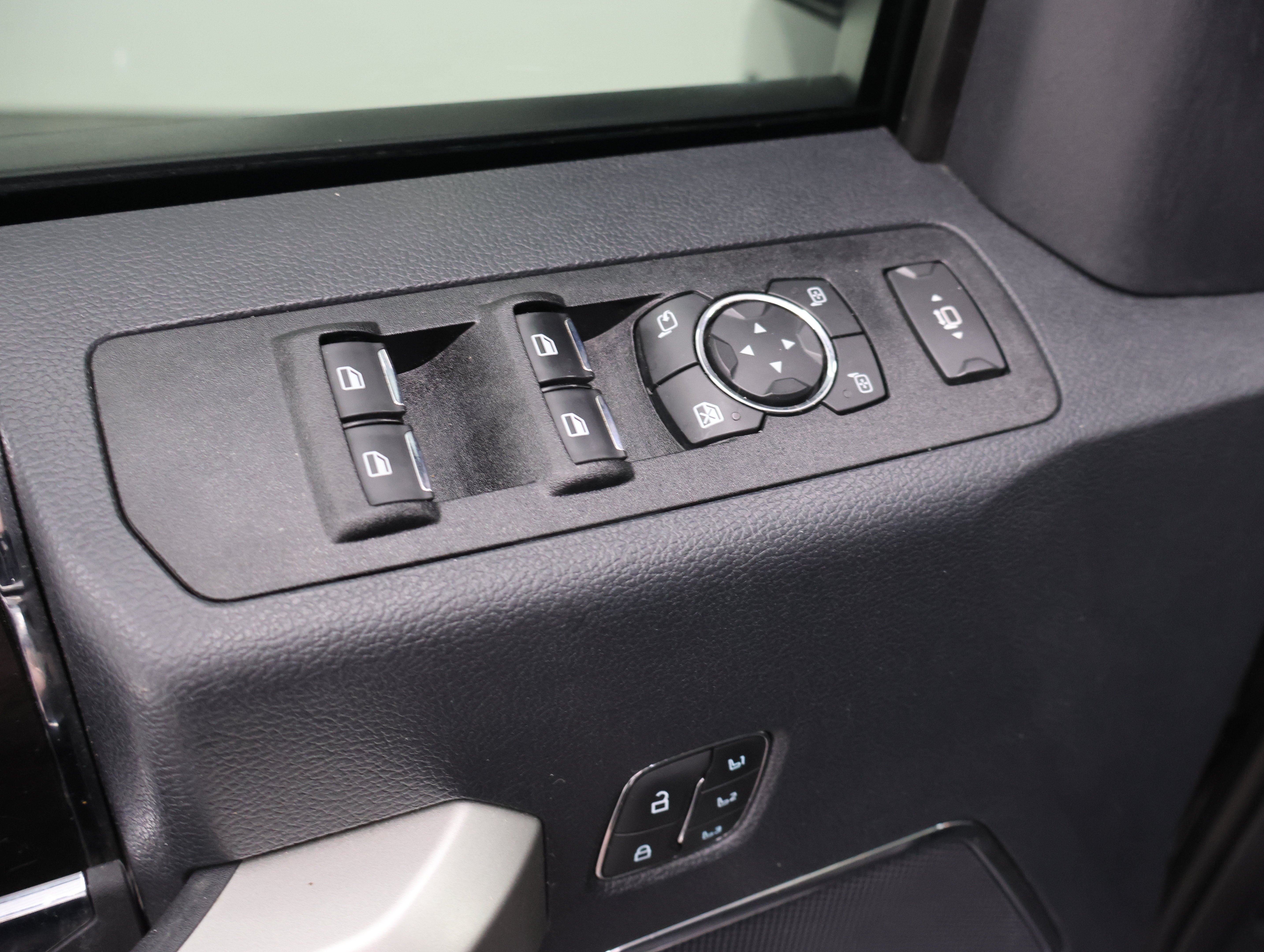 Used 2022 Agate Black Metallic Ford 4x4 Crew Cab Lariat w/Fx4: CREW-SHORT-LARIAT ULTIMATE-BLACK-FX4-6.7L DIESEL-NAV-PANO image 41