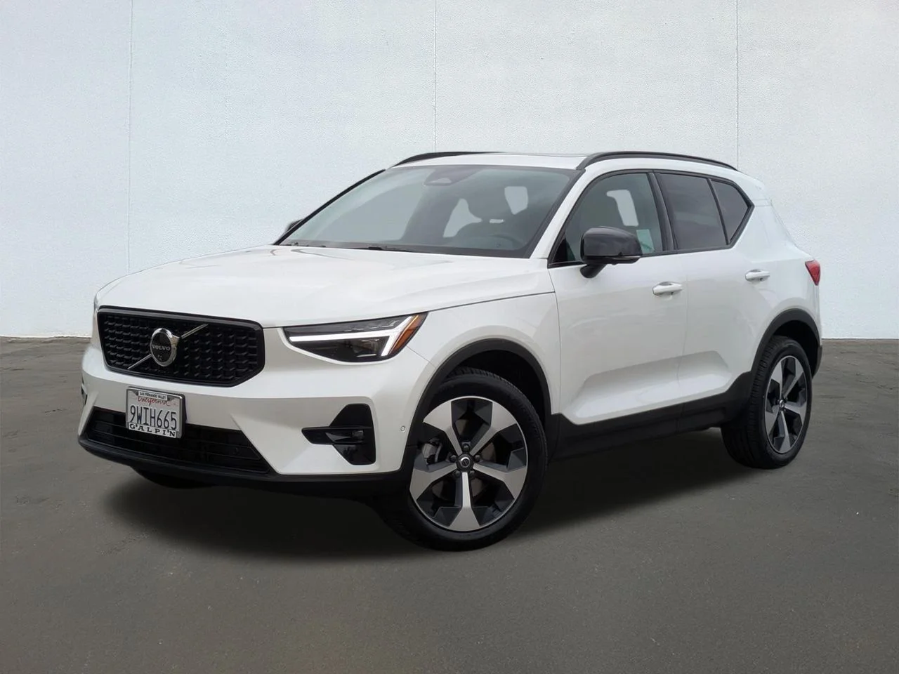2026 Volvo XC40 B5 Plus Dark AWD's photo