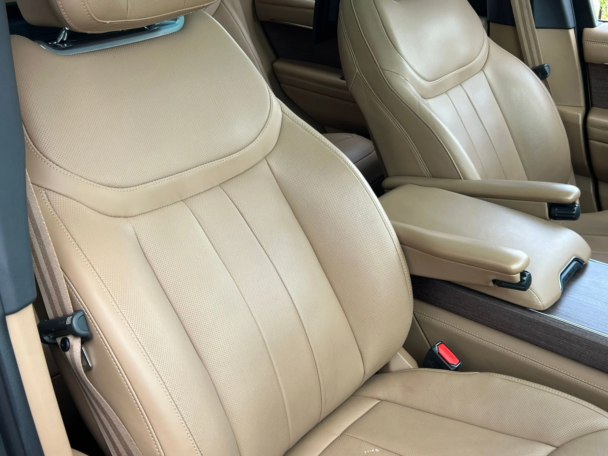 Used 2025  Land Rover Autobiography image 22