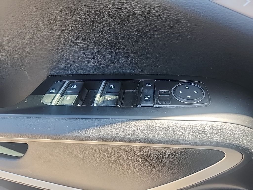 Used 2020 White Kia LX image 24