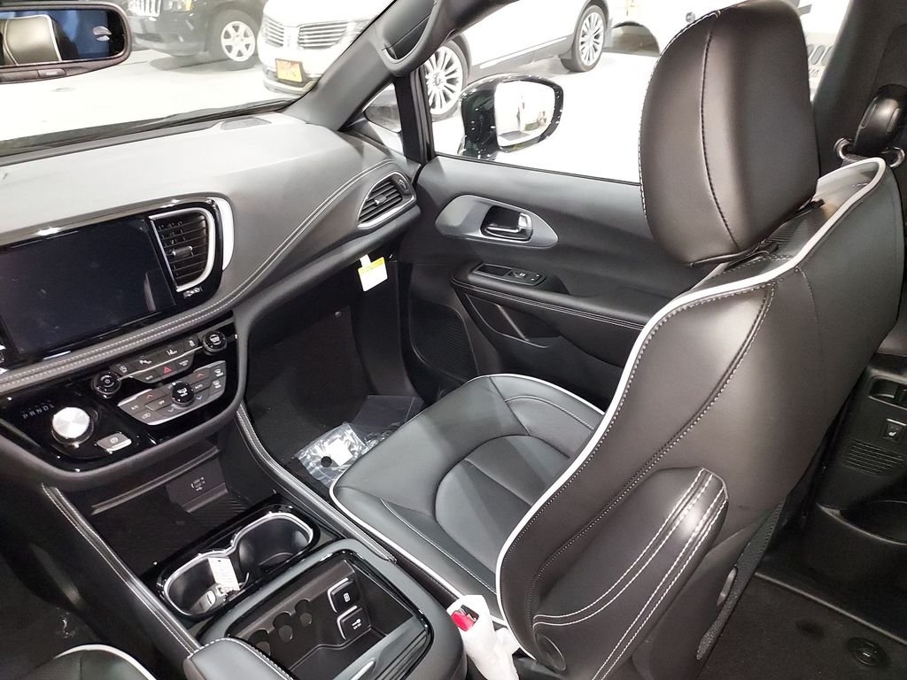 2026 Chrysler Pacifica Limited - Photo 14