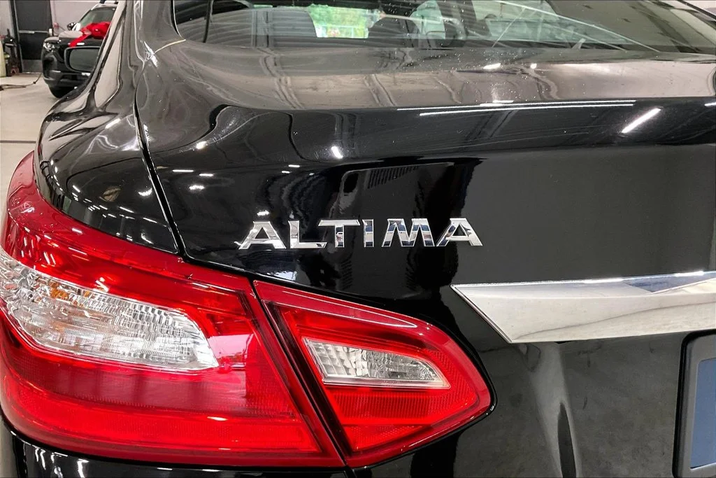 Used 2016 Black Nissan 2.5 S image 7