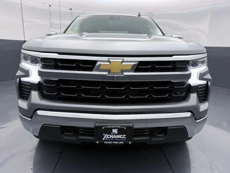 Used 2024  Chevrolet LT Pickup 4D 5 3/4 ft image 3