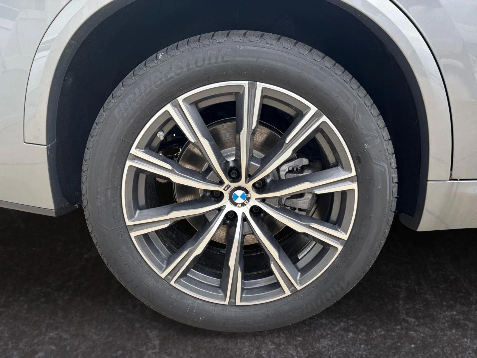 Used 2026 Skyscraper Grey Metallic BMW xDrive40i image 27