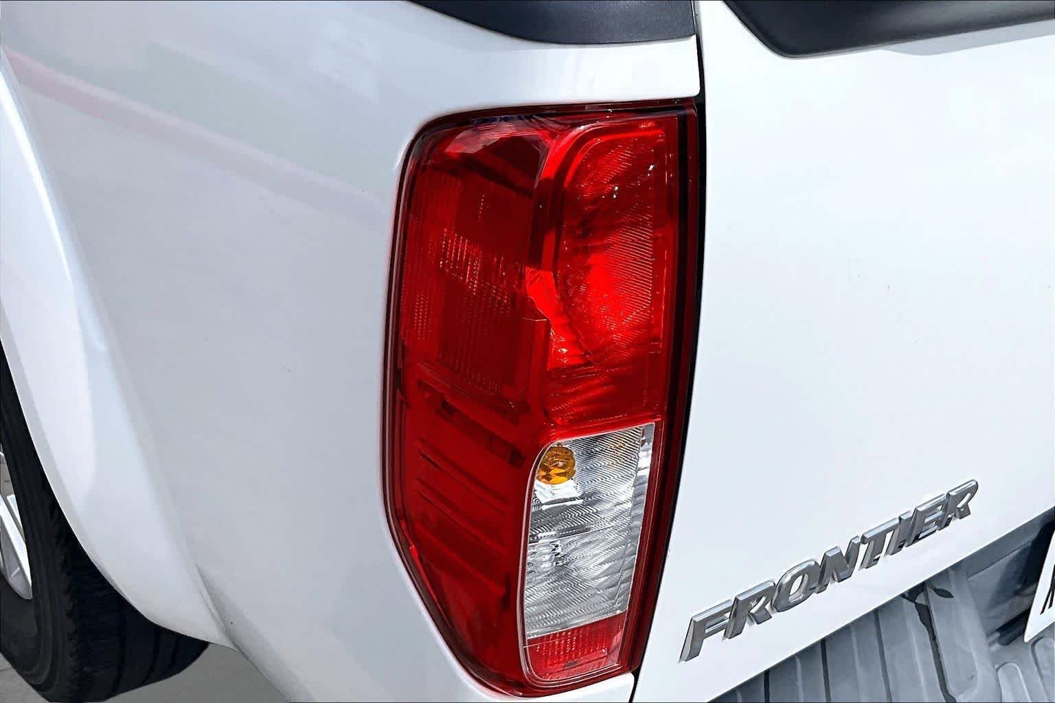 Used 2016 Glacier White Nissan SV image 28