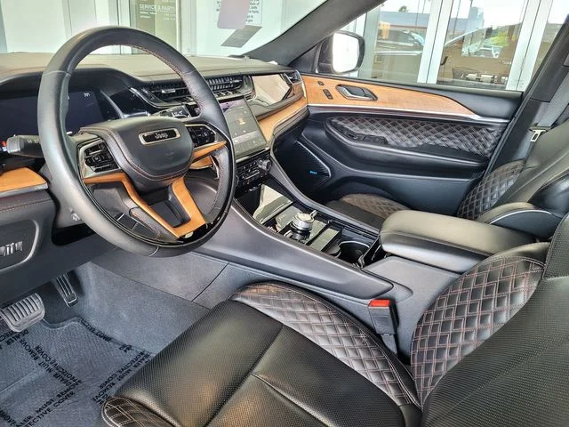 Used 2024 Gray Jeep Summit image 10