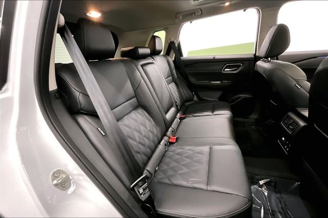 New 2026 Everest White Nissan Platinum image 32