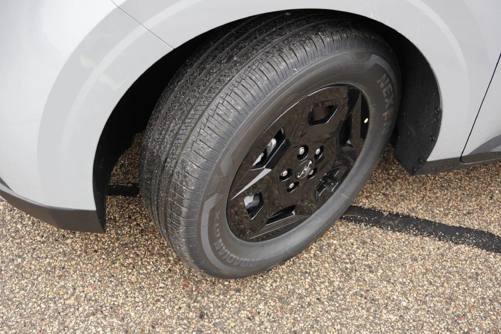 New 2027 Ceramic Silver Kia LXS image 9