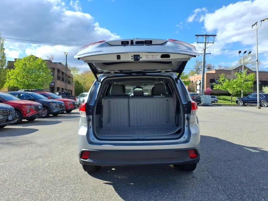 Used 2018 Silver Toyota XLE image 8