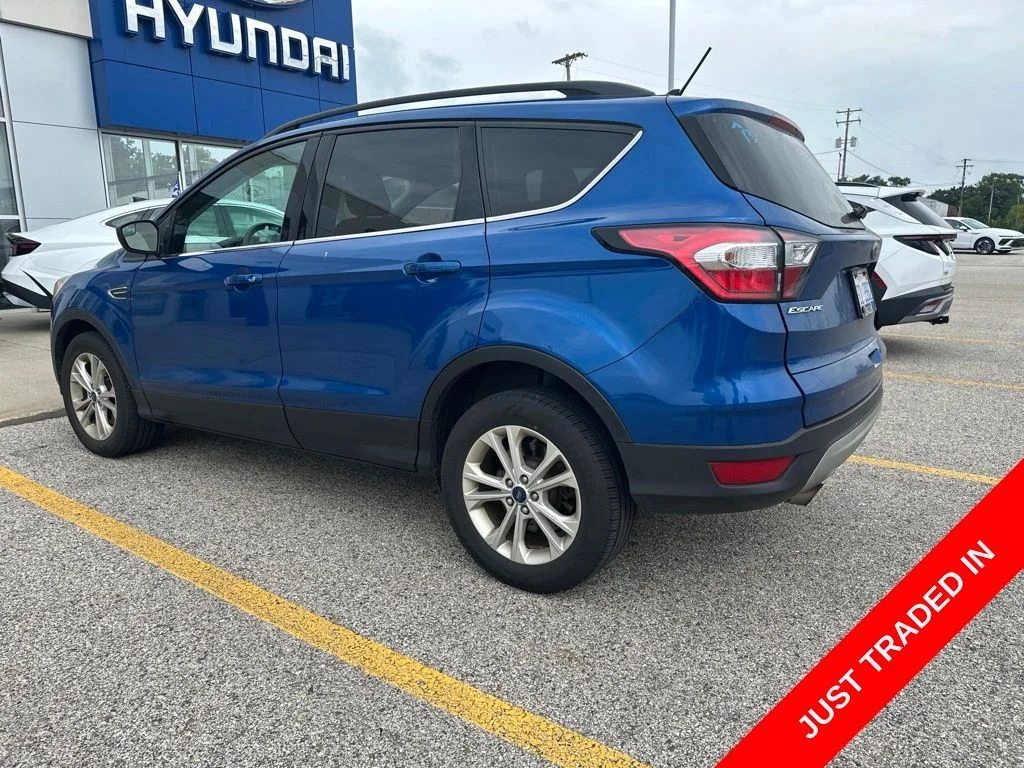 Used 2018 Blue Ford SE image 3