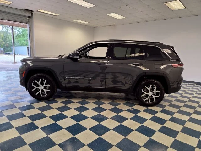 Used 2025 Gray Jeep Limited image 4