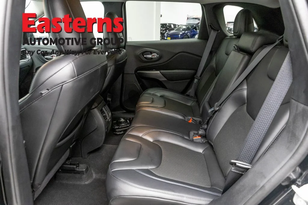 Used 2021 Black Jeep Latitude Plus image 21