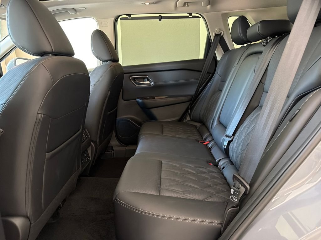 Used 2025 Gray Nissan Platinum image 33