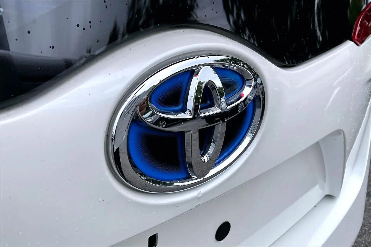 Used 2020 Blizzard Pearl Toyota LE image 29