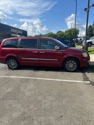 Used 2014 Red Chrysler Touring-L image 2