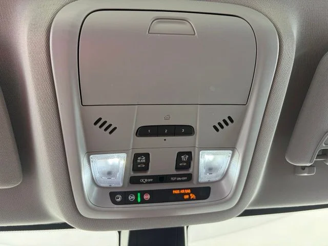 Used 2023 White GMC SLT image 35