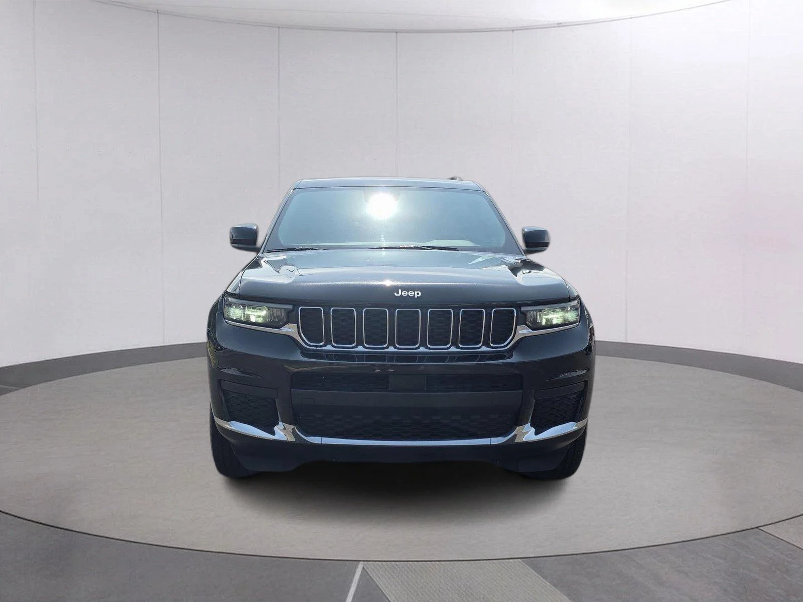 Used 2024 Diamond Black Crystal Pearlcoat Jeep Laredo image 2