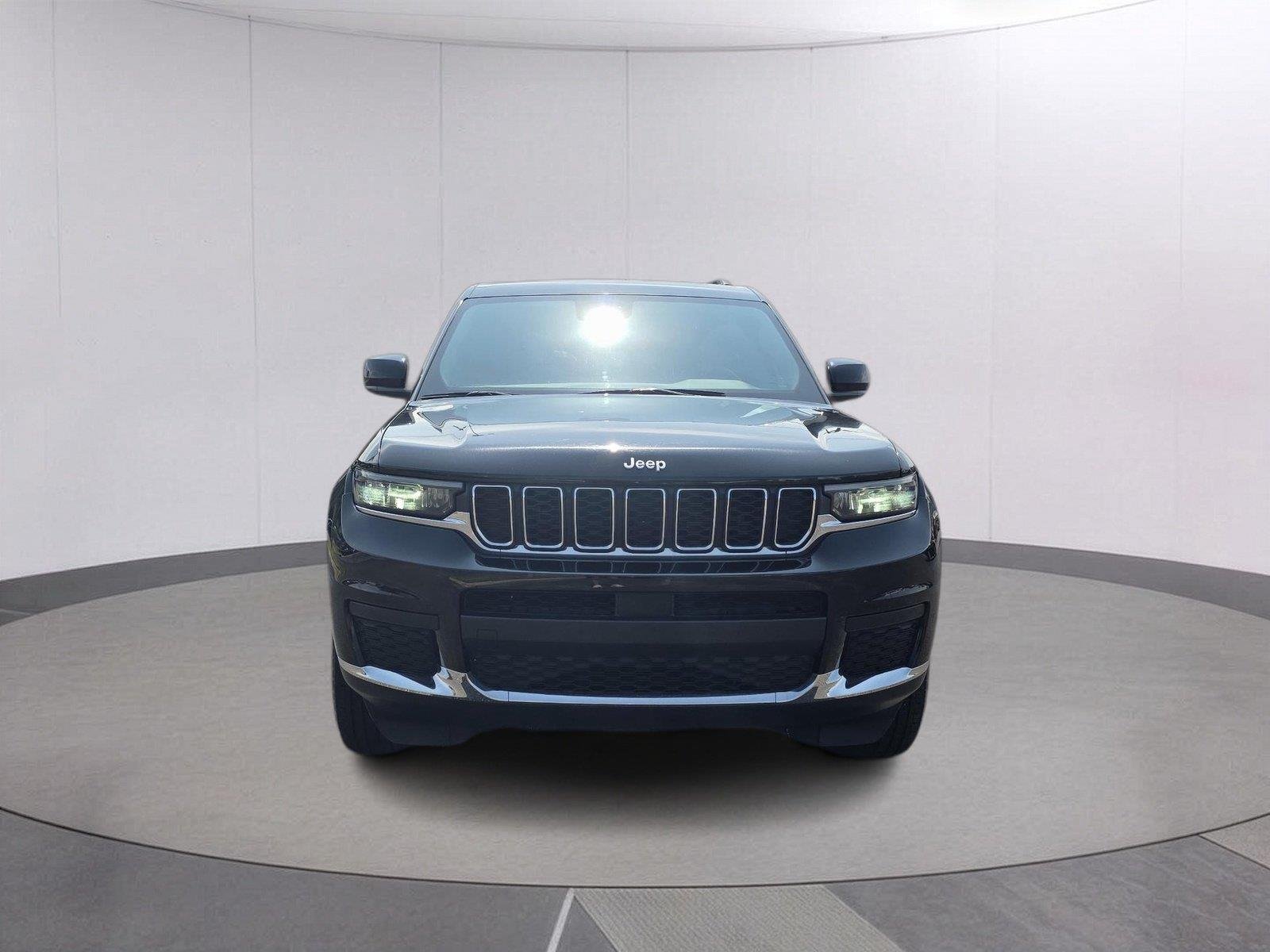 Used 2024 Diamond Black Crystal Pearlcoat Jeep Laredo image 2