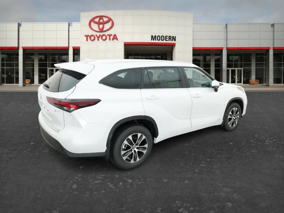 New 2026 Wind Chill Pearl Toyota Hybrid XLE image 16