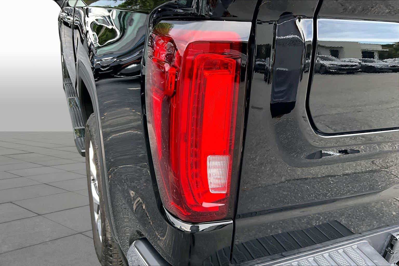 Used 2025 Onyx Black GMC SLT image 29