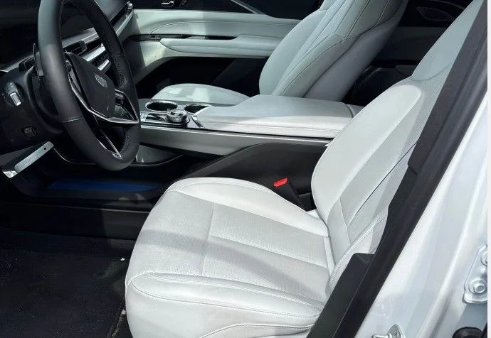 Used 2024 Crystal White Tricoat Cadillac Luxury image 5
