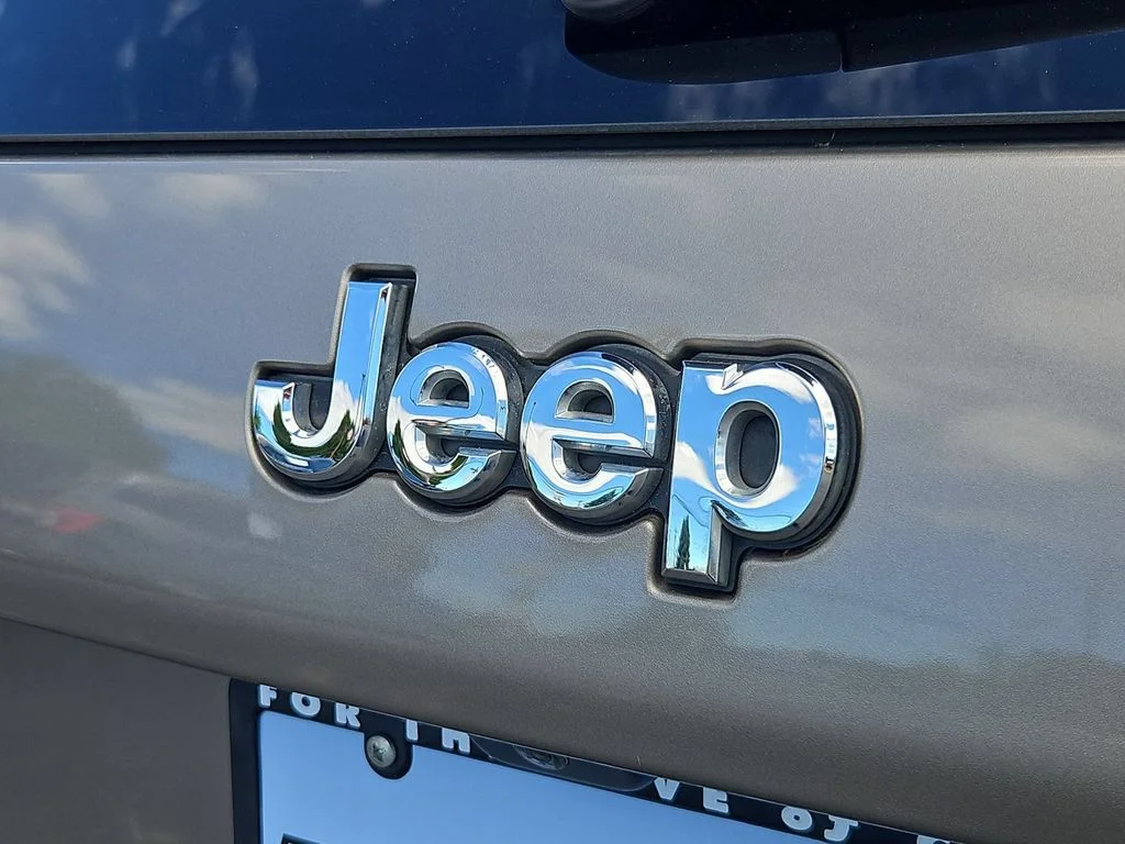Used 2020 Light Brownstone Pearlcoat Jeep Latitude Plus image 25