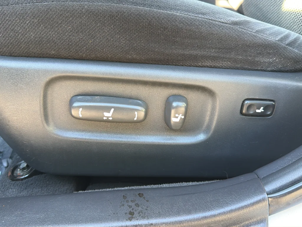 Used 2005 White Toyota SE image 17