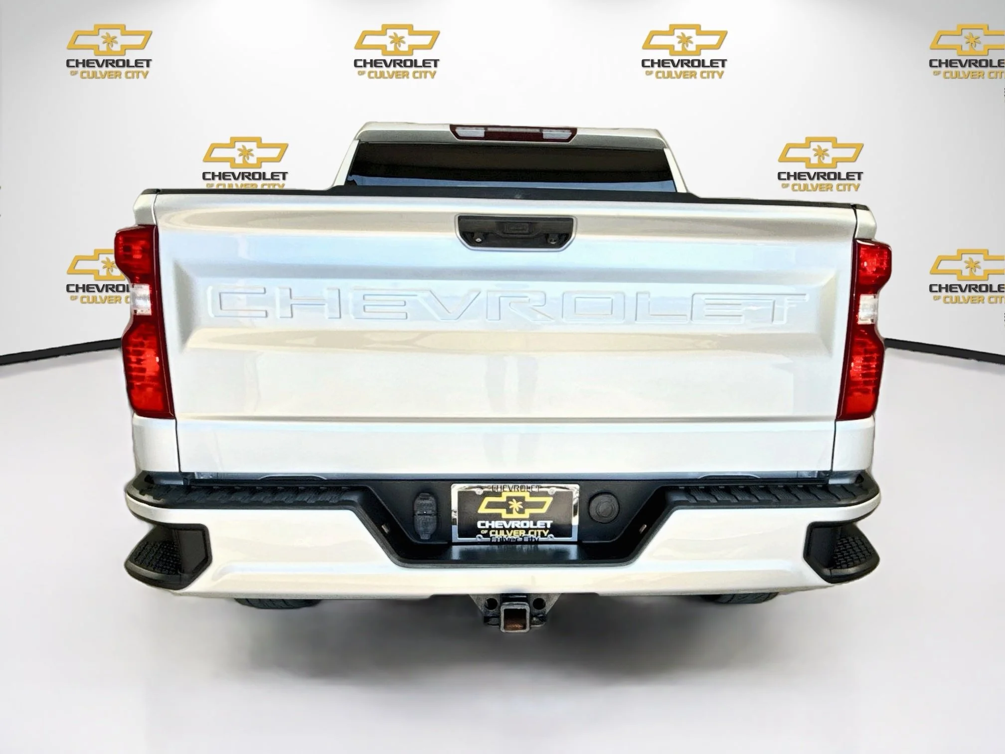 Used 2022 Silver Ice Metallic Chevrolet Custom image 28