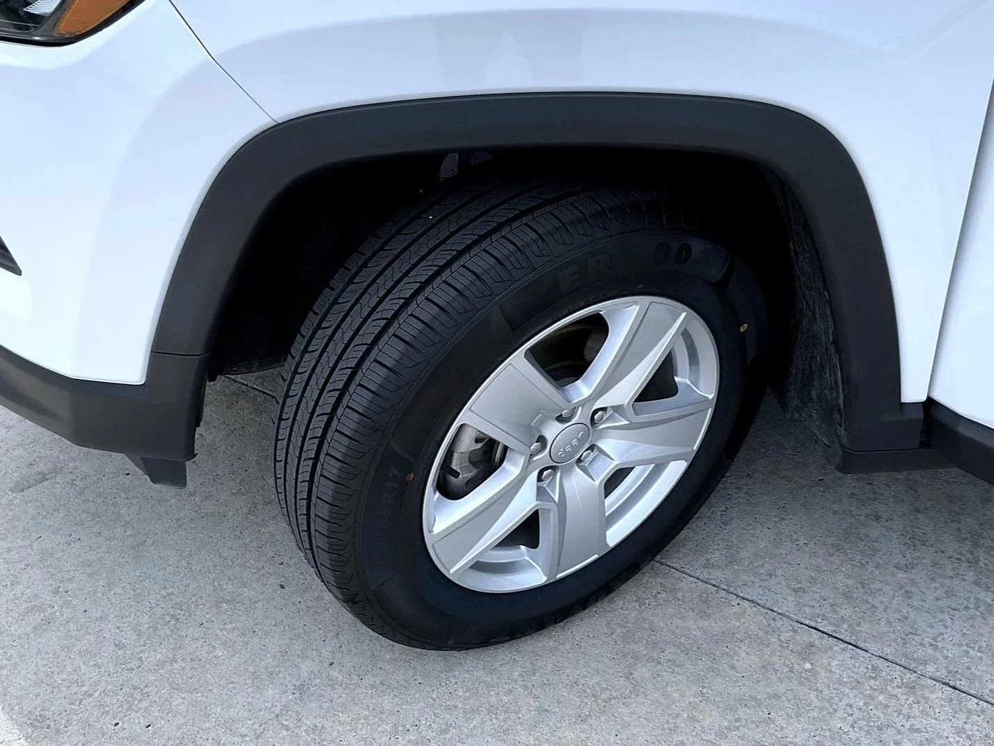 Used 2022 White Jeep Latitude image 24