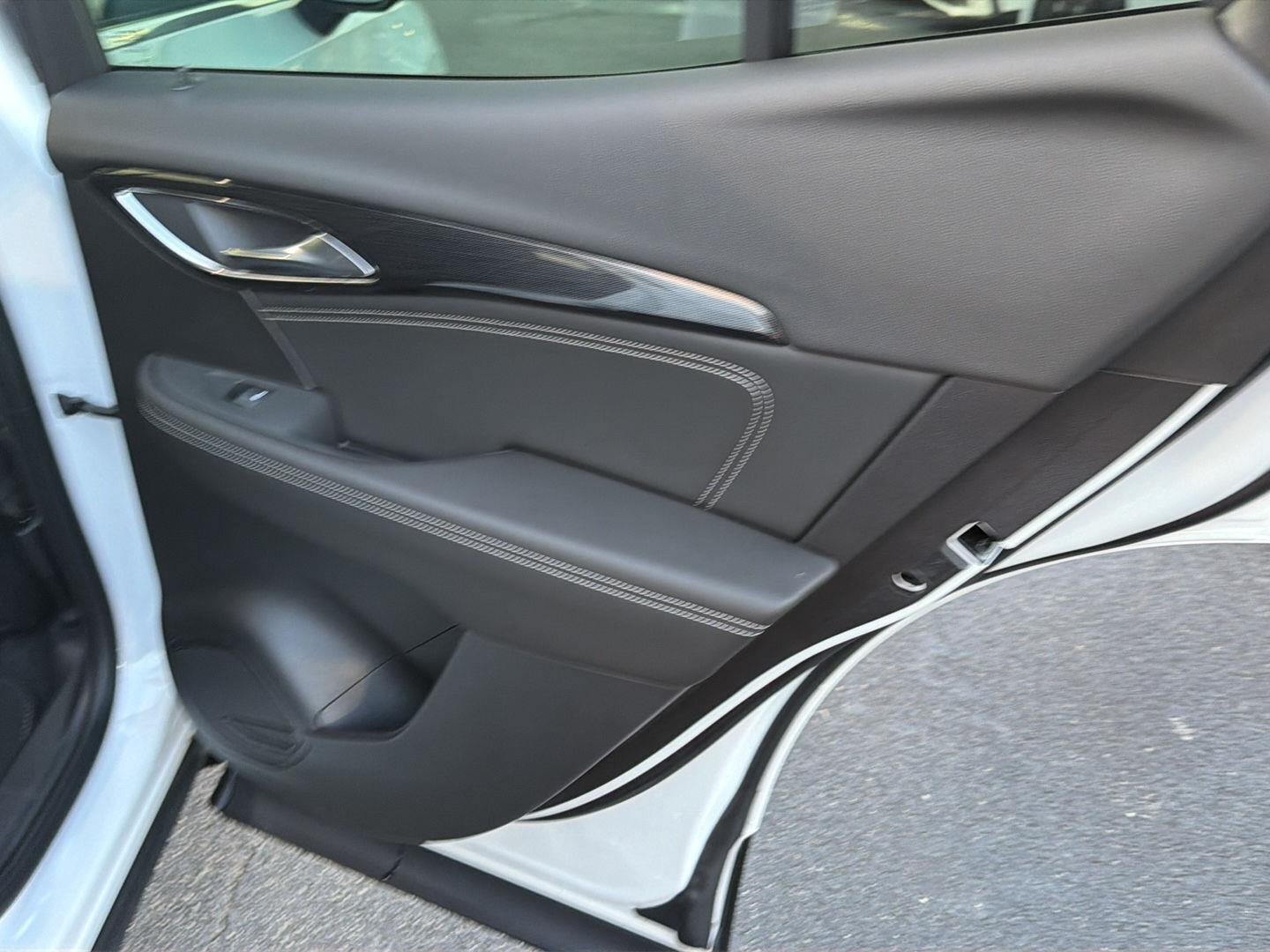 Used 2023 Summit White Buick Essence image 15