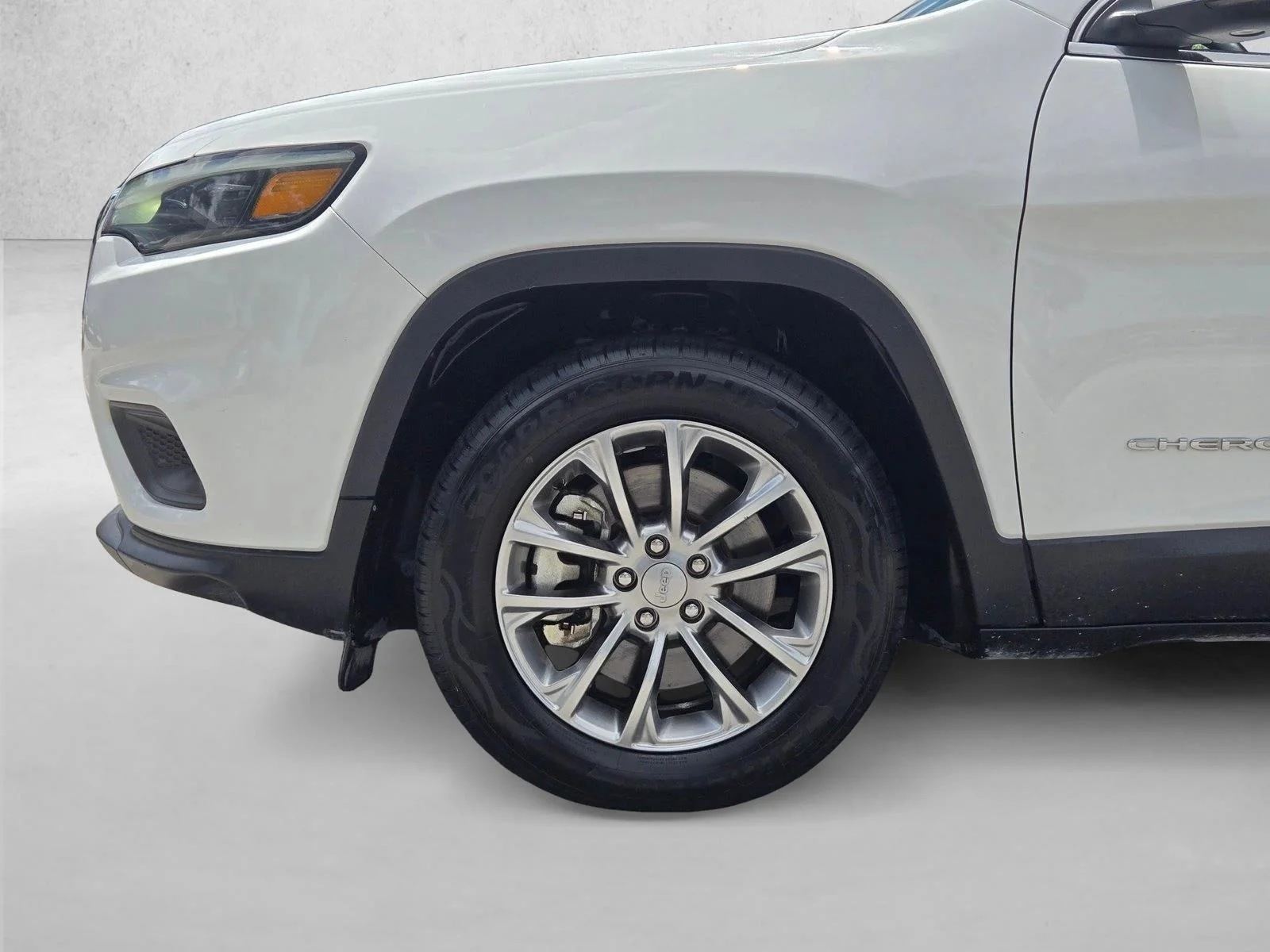 Used 2021 Bright White Clearcoat Jeep Latitude Lux image 10