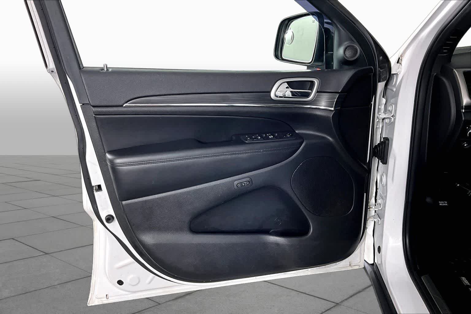 Used 2019 Bright White Clearcoat Jeep Limited image 21