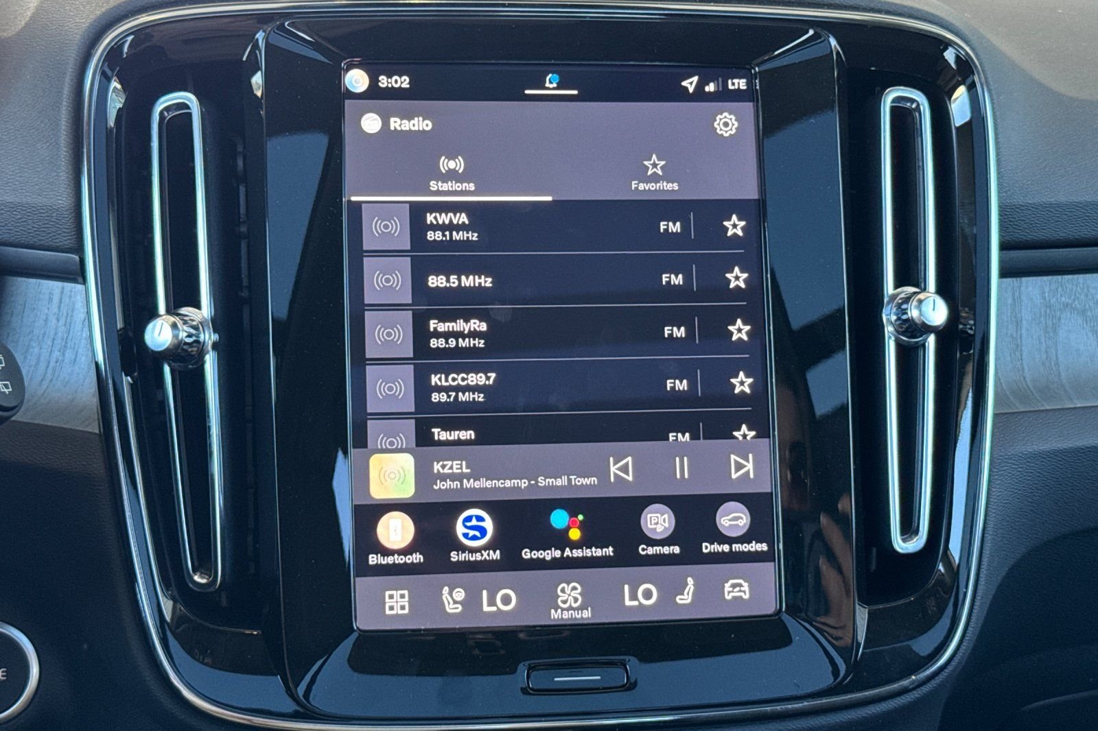 2026 Volvo XC40 Plus - Photo 17