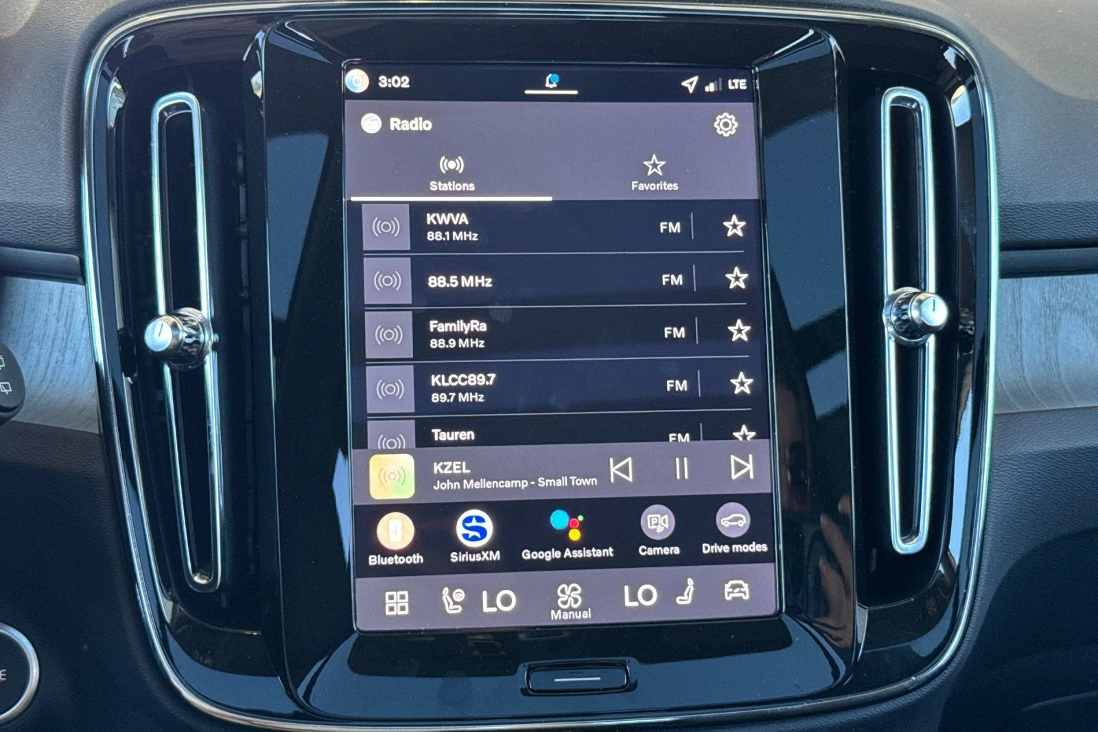 2026 Volvo XC40 Plus - Photo 17